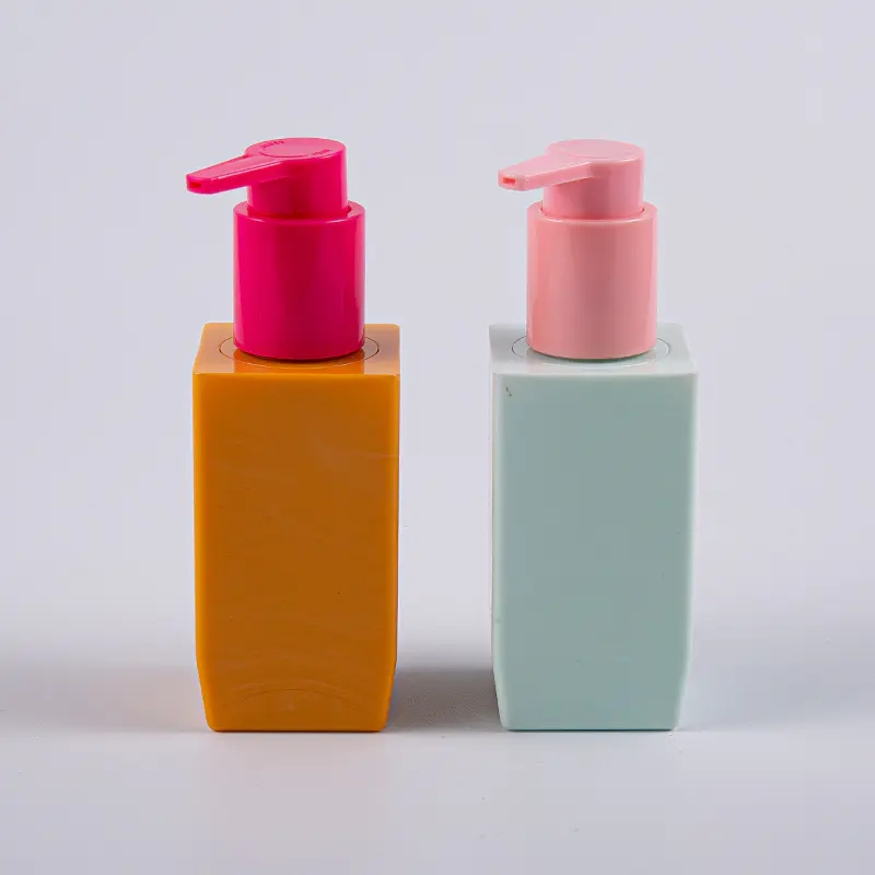 複数の色のオプションのプラスチック ポンプが付いている正方形の形 50ml PETG の厚い壁のローションのびん 